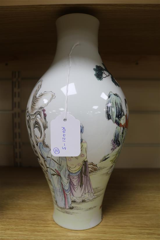 A Chinese famille rose vase and a similar dish 13in. & 10.75in.